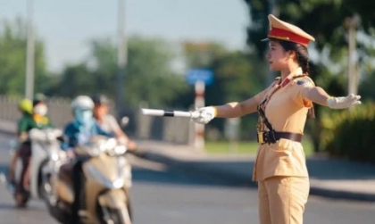 Nghị định 168 - Lỗi trừ 10 điểm GPLX: Điều khiển xe máy không chấp hành hiệu lệnh của người điều khiển giao thông gây TNGT